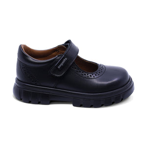 Zapato escolar de piel para niña preescolar color negro con detalle perforado 125001