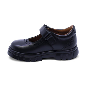 Zapato escolar de piel para niña preescolar color negro con detalle perforado 125001