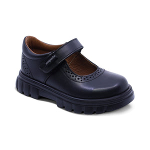 Zapato escolar de piel para niña preescolar color negro con detalle perforado 125001