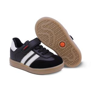 Tenis para niño preescolar color negro con franjas blancas y tira de contacto 134901