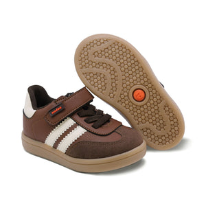 Tenis para niño preescolar color café con franjas blancas y tira de contacto 134901