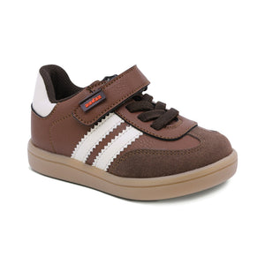 Tenis para niño preescolar color café con franjas blancas y tira de contacto 134901