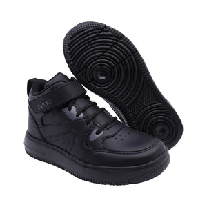 Tenis para niño color negro con agujeta y tira de contacto. 139500