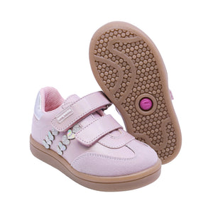 Tenis para niña preescolar color plata con tira de contacto y corazones 155000