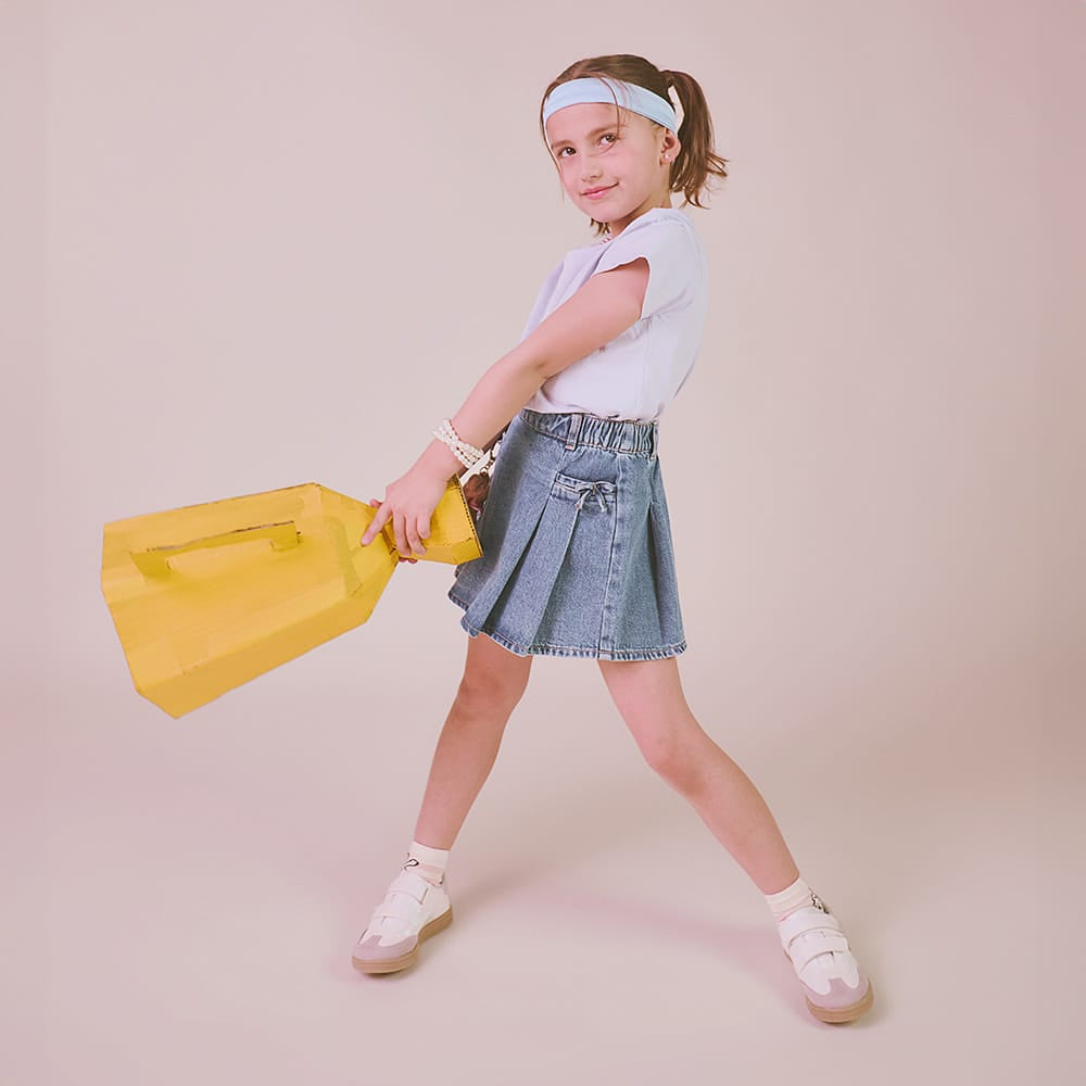 Tenis para niña preescolar color plata con tira de contacto y corazones 155000