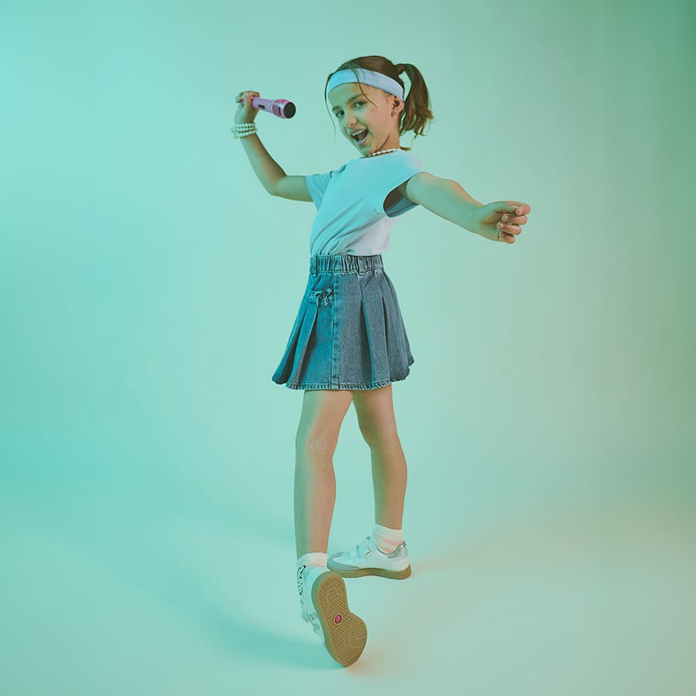 Tenis para niña preescolar color plata con tira de contacto y corazones 155000