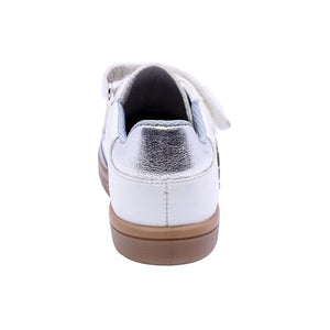 Tenis para niña preescolar color plata con tira de contacto y corazones 155000