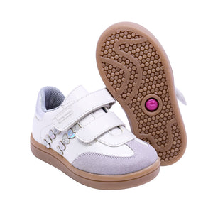 Tenis para niña preescolar color plata con tira de contacto y corazones 155000