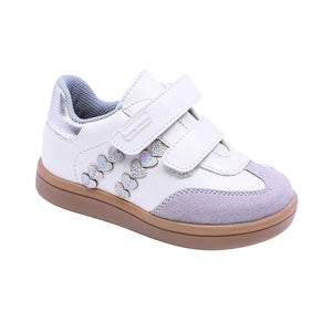 Tenis para niña preescolar color plata con tira de contacto y corazones 155000