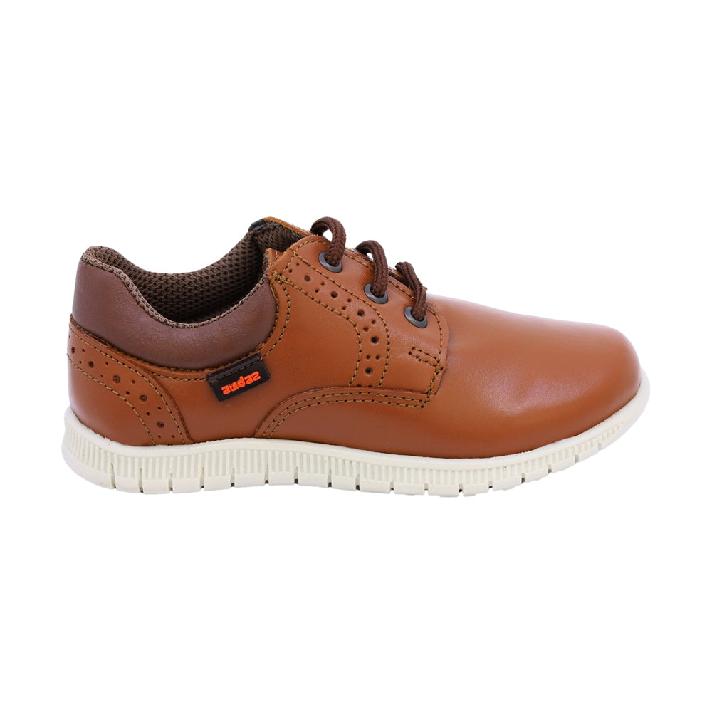 Zapato de piel para niño preescolar color café con agujeta y perforaciones decorativas 159303