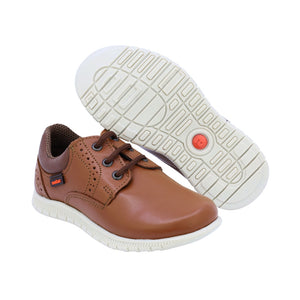 Zapato de piel para niño preescolar color café con agujeta y perforaciones decorativas 159303