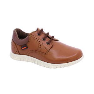 Zapato de piel para niño preescolar color café con agujeta y perforaciones decorativas 159303