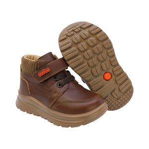 Botas de piel para niño preescolar color café con agujeta y tira de contacto 162603