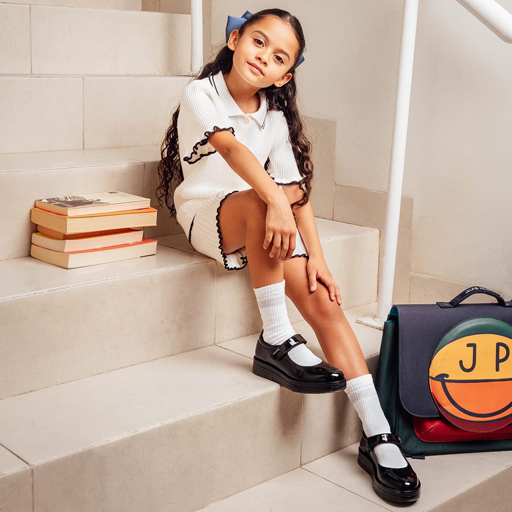 Zapato escolar de charol para niña color negro con tira de contacto 54906