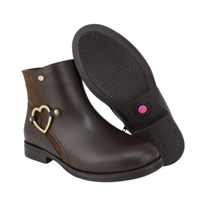 Botas de piel para niña color café con herraje de corazón y cierre lateral 92319