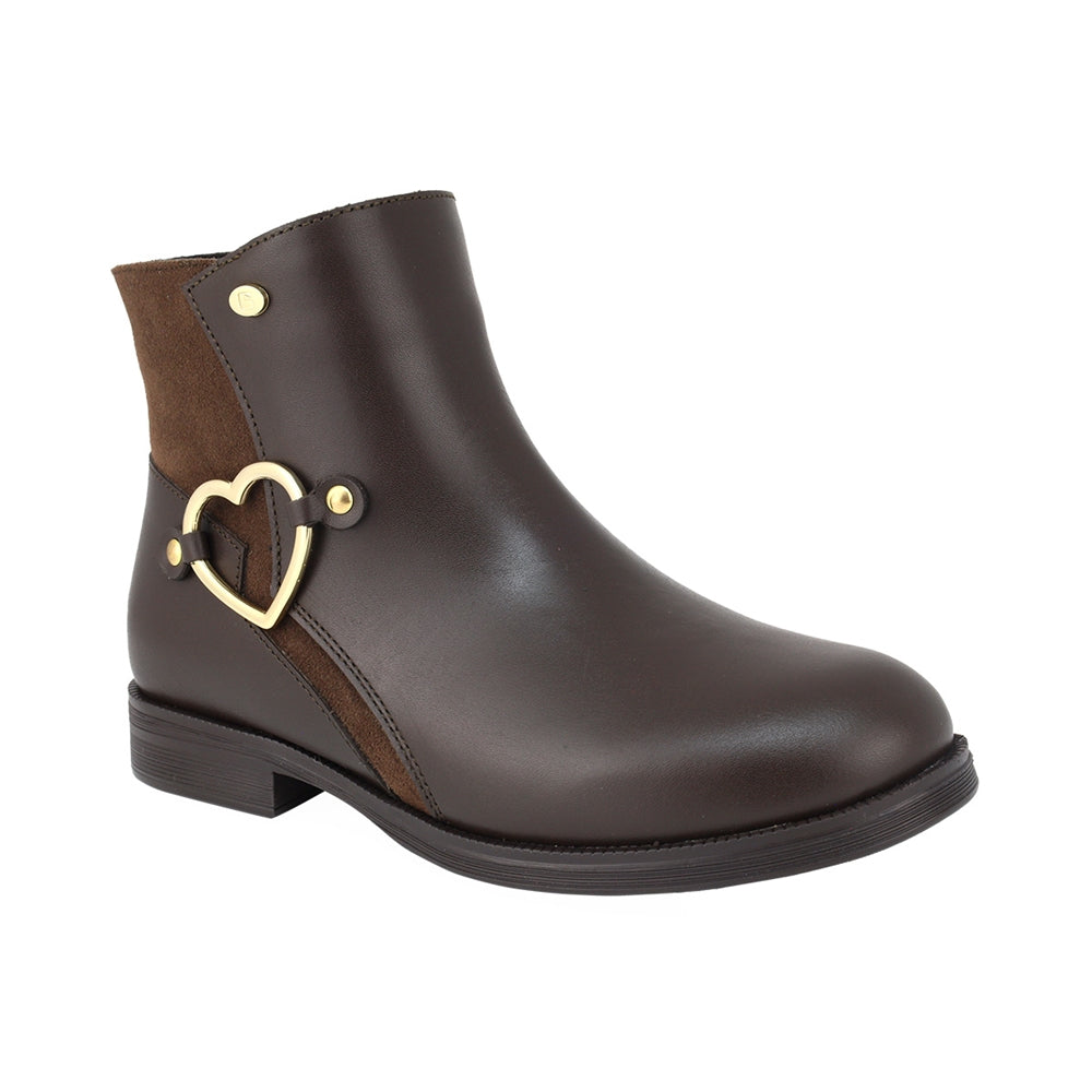 Botas de piel para niña color café con herraje de corazón y cierre lateral 92319