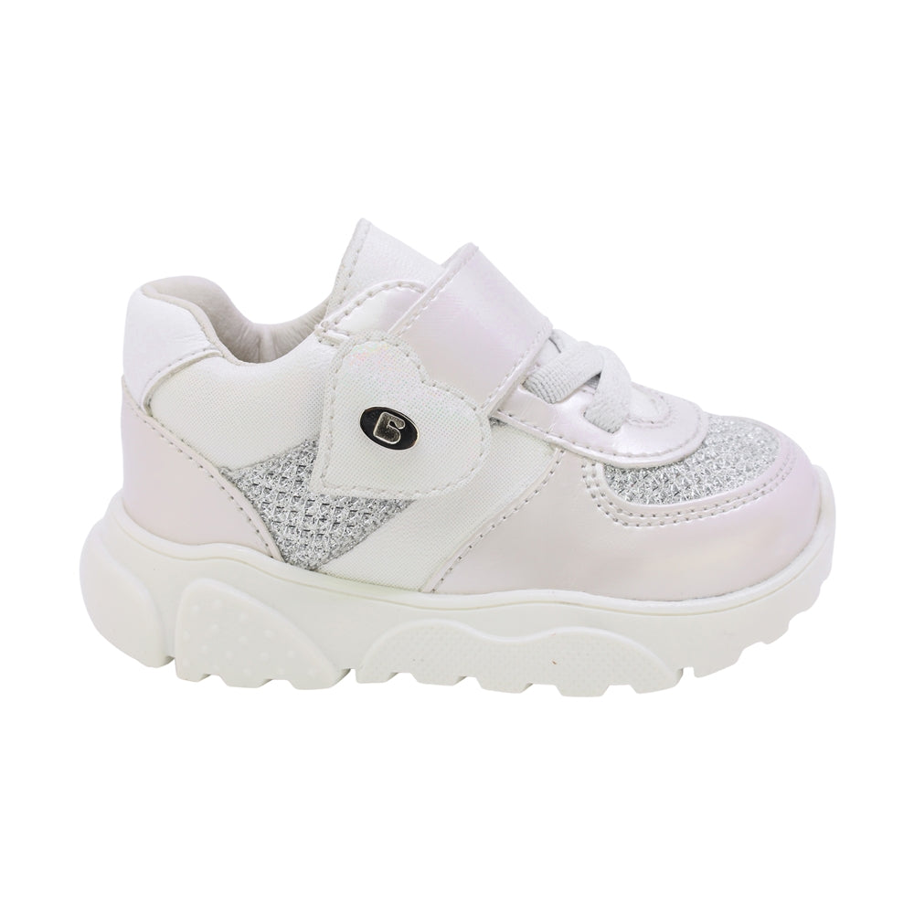 Tenis para bebé niña color perla con tira de contacto y corazón 955702