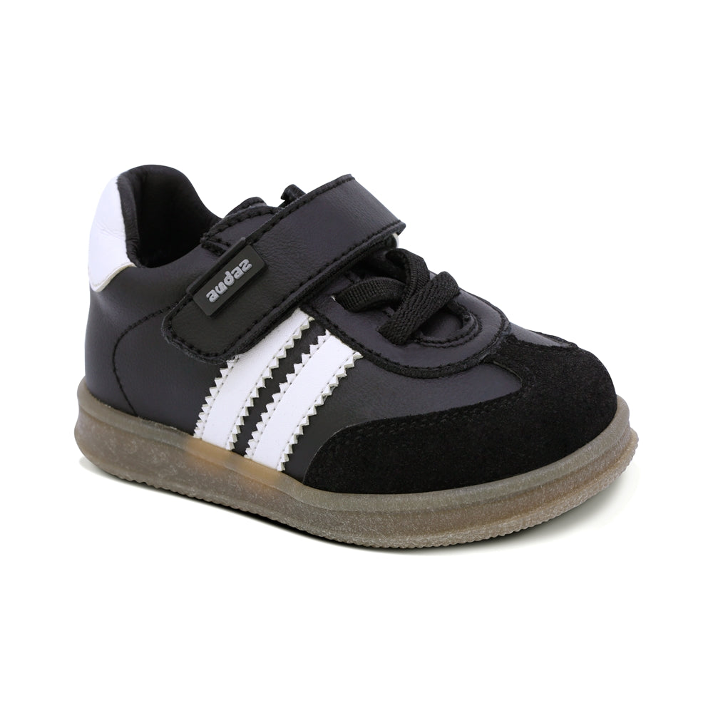 Tenis casual softy para bebé niño color Negro con franjas blancas y agujeta elástica 956303
